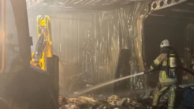 Kemalpaşa OSB’de kompozit malzeme üreten fabrikanın atık deposunda çıkan yangın