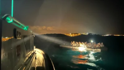 İzmir’in Çeşme ve Dikili ilçeleri açıklarında motor arızası nedeniyle sürüklenen