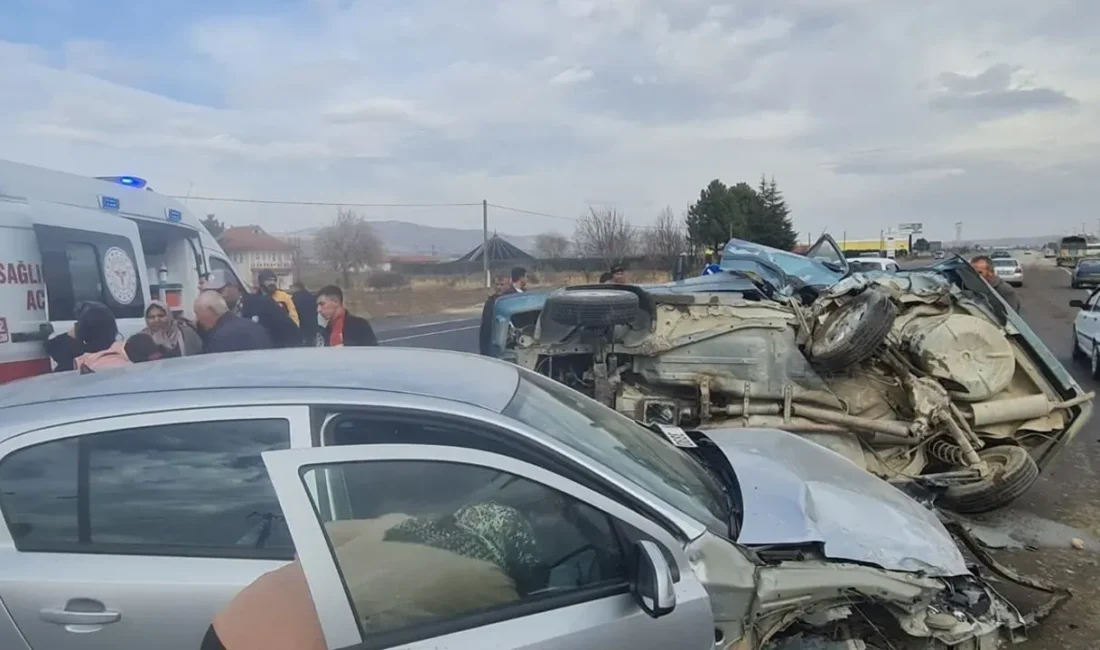 Şuhut ilçesinde iki otomobilin çarpıştığı kazada 2’si çocuk toplam 7