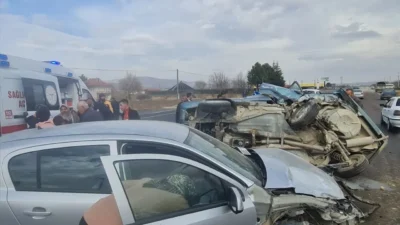 Şuhut ilçesinde iki otomobilin çarpıştığı kazada 2’si çocuk toplam 7