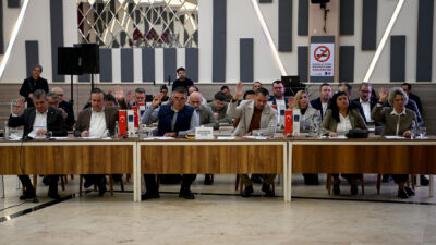 Kuşadası Belediye Meclisi, ihtiyaç sahibi ailelere yönelik süt, beslenme çantası