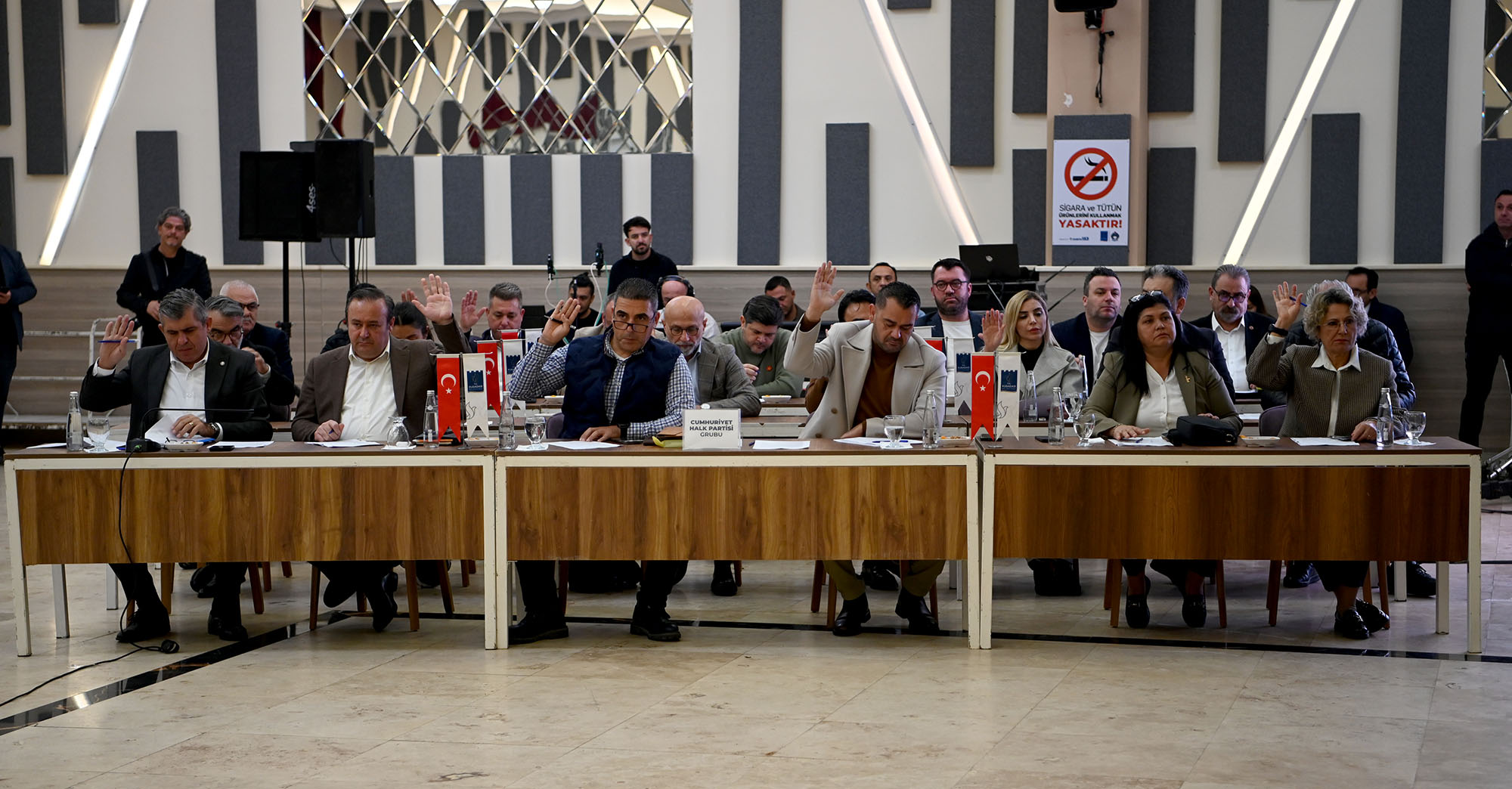 Kuşadası Belediye Meclisi, ihtiyaç sahibi ailelere yönelik süt, beslenme çantası