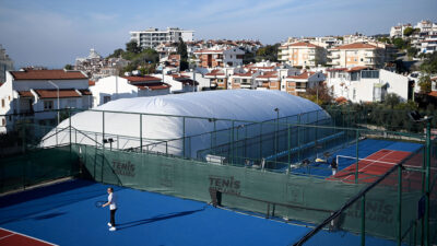 Kuşadası Belediyesi, Tenis Kulübü’nde bir kortu balon sistemle kapatarak kış