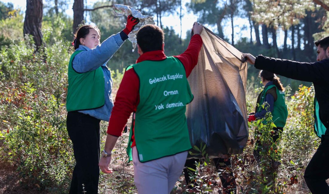 Buca Belediyesi, sivil toplum ve gönüllülerle Kaynaklar’da doğa temizliği yaptı.