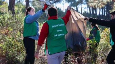 Buca Belediyesi, sivil toplum ve gönüllülerle Kaynaklar’da doğa temizliği yaptı.