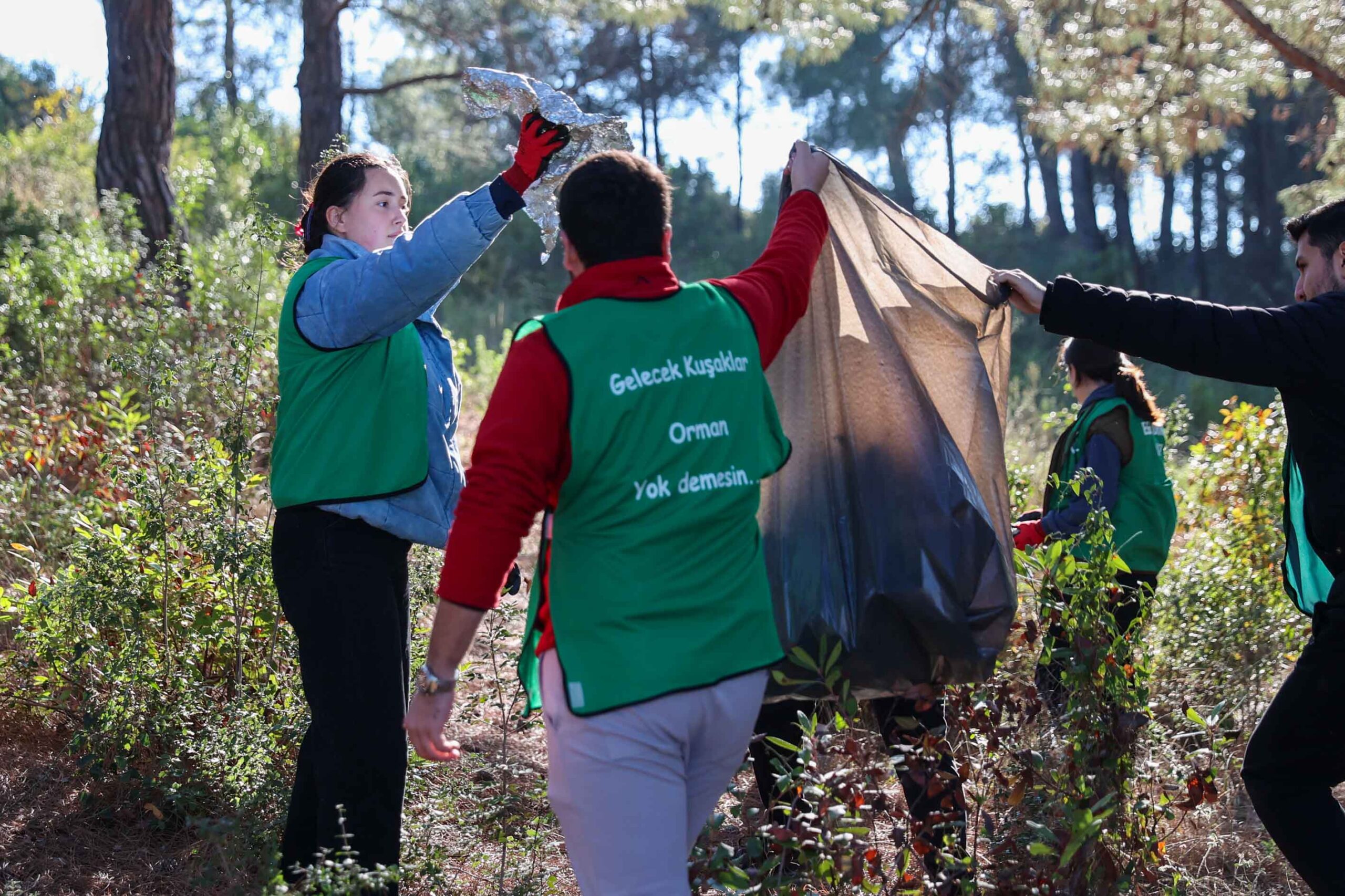 Buca Belediyesi, sivil toplum ve gönüllülerle Kaynaklar’da doğa temizliği yaptı.