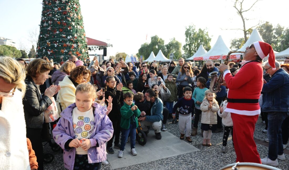 Karşıyaka Belediyesi’nin düzenlediği Yeni Yıl Festivali, Zühtü Işıl Meydanı’nda başladı.