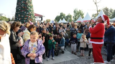 Karşıyaka Belediyesi’nin düzenlediği Yeni Yıl Festivali, Zühtü Işıl Meydanı’nda başladı.