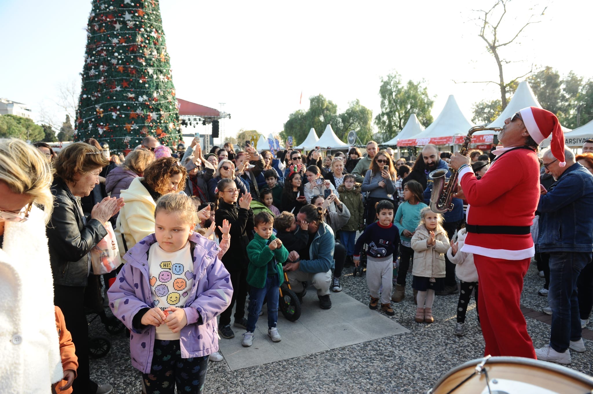Karşıyaka Belediyesi’nin düzenlediği Yeni Yıl Festivali, Zühtü Işıl Meydanı’nda başladı.