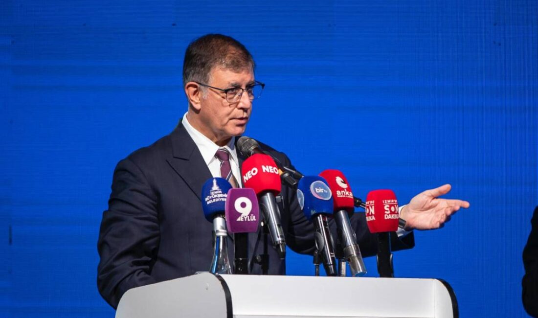 İzmir’de yağmur suyu ayrıştırma projelerinin temel atma töreninde konuşan Başkan