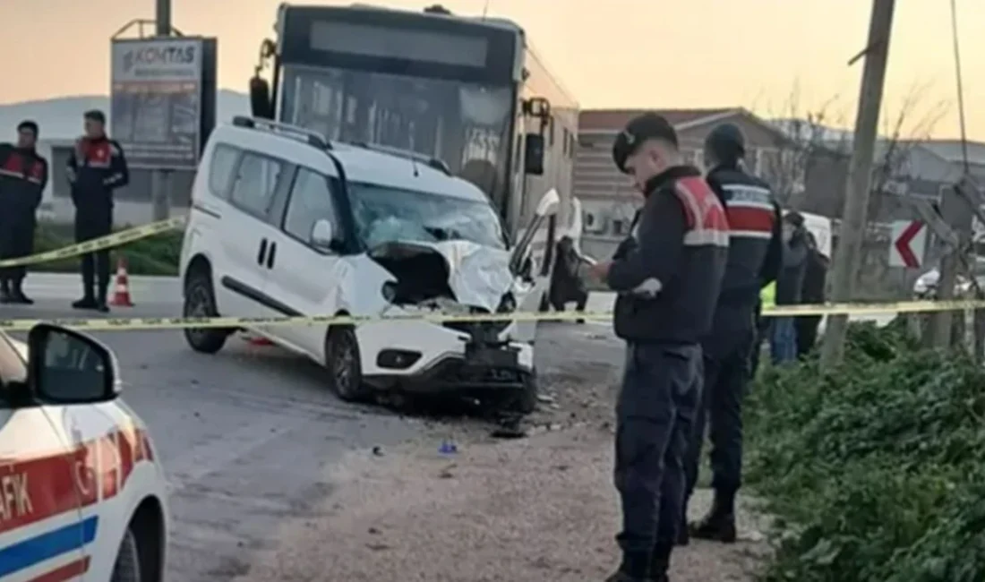 İzmir’in Menemen ilçesinde belediye otobüsü ile hafif ticari aracın çarpışması