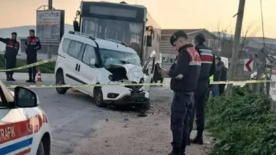 İzmir’in Menemen ilçesinde belediye otobüsü ile hafif ticari aracın çarpışması