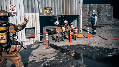 İzmir Büyükşehir Belediyesi itfaiye ekipleri, Bornova’daki bir çimento fabrikasında olası