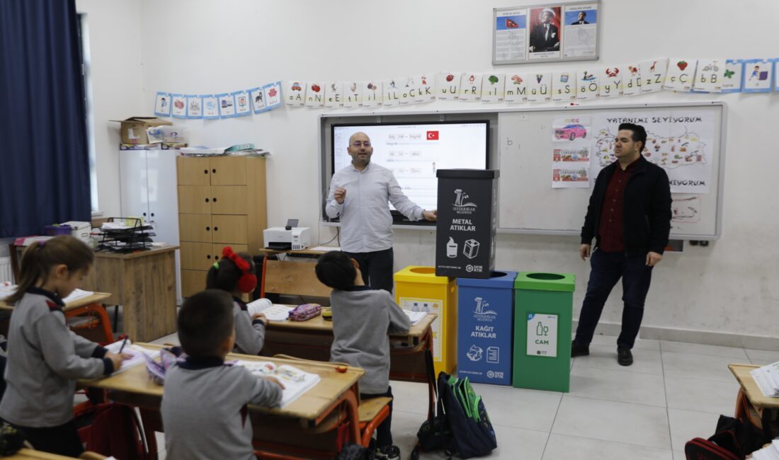 Seferihisar Belediyesi, ilkokul ve ortaokullarda düzenlediği eğitimlerle çevre bilincini küçük