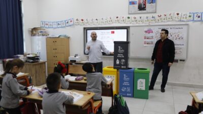Seferihisar Belediyesi, ilkokul ve ortaokullarda düzenlediği eğitimlerle çevre bilincini küçük