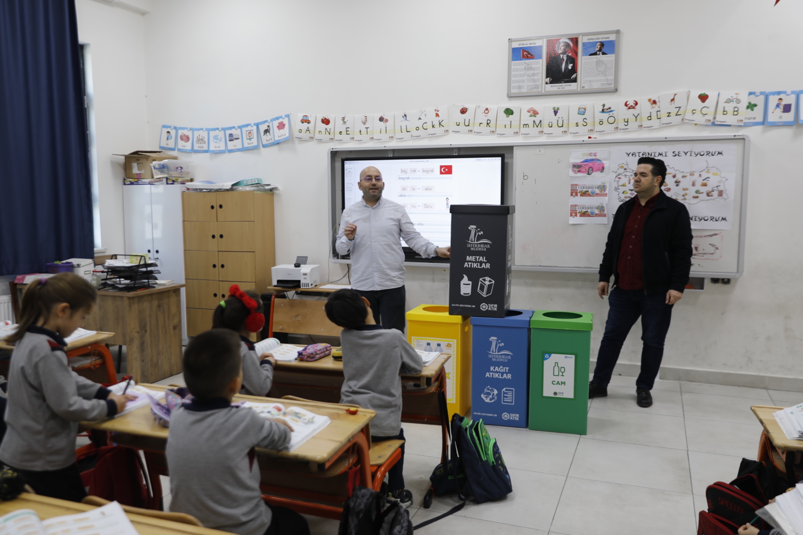 Seferihisar Belediyesi, ilkokul ve ortaokullarda düzenlediği eğitimlerle çevre bilincini küçük