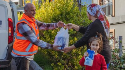 Kuşadası Belediyesi, sosyal belediyecilik anlayışıyla yürüttüğü süt desteği programı kapsamında