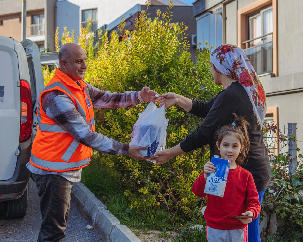 Kuşadası Belediyesi, sosyal belediyecilik anlayışıyla yürüttüğü süt desteği programı kapsamında