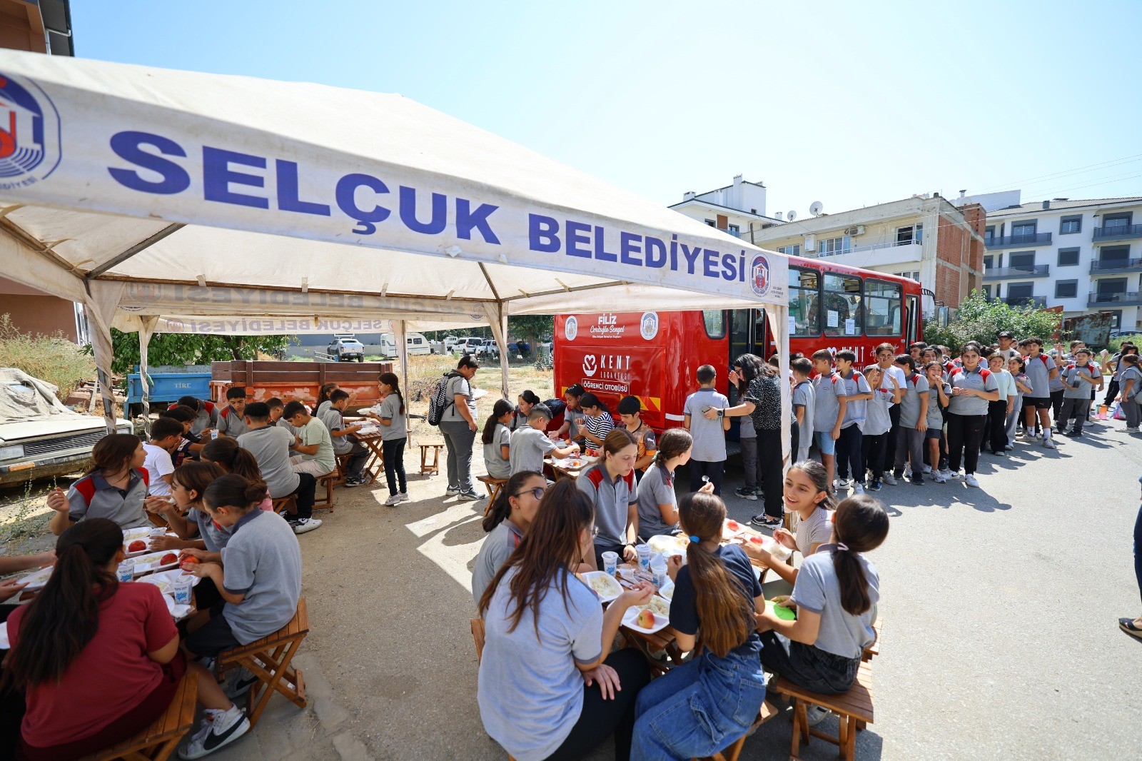 Efes Selçuk Belediyesi’nin öğrencilere sıcak öğle yemeği sunan Kent Lokantası