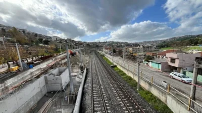 Mayıs 2025’te açılması beklenen İZBAN Katip Çelebi ve Gürçeşme istasyonlarında