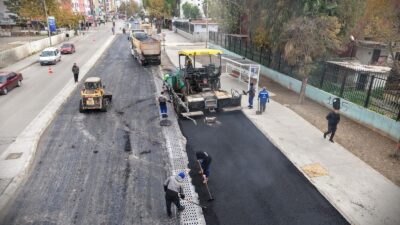 İzmir Büyükşehir Belediyesi, 2026 yılına kent genelinde başlattığı asfalt seferberliğiyle