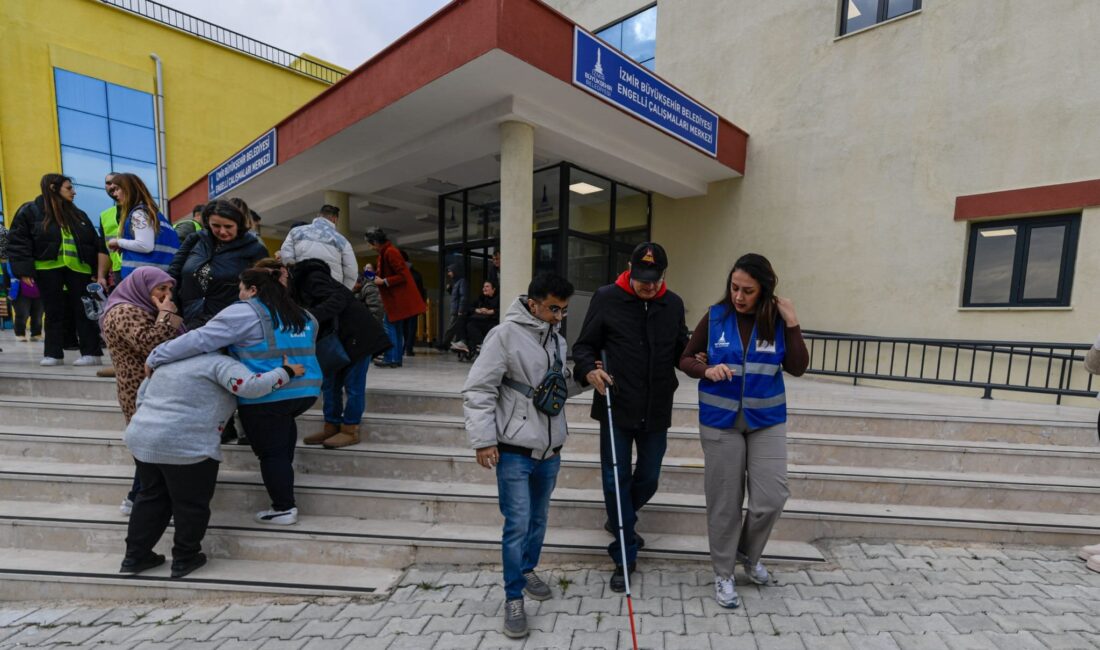 İzmir Büyükşehir Belediyesi, Karabağlar’daki Yurdoğlu Engelli Hizmet Merkezi’nde deprem ve