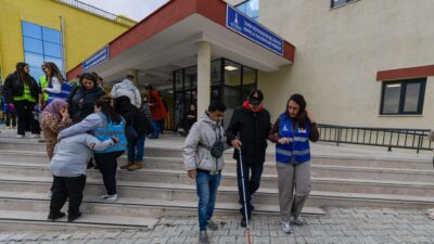 İzmir Büyükşehir Belediyesi, Karabağlar’daki Yurdoğlu Engelli Hizmet Merkezi’nde deprem ve