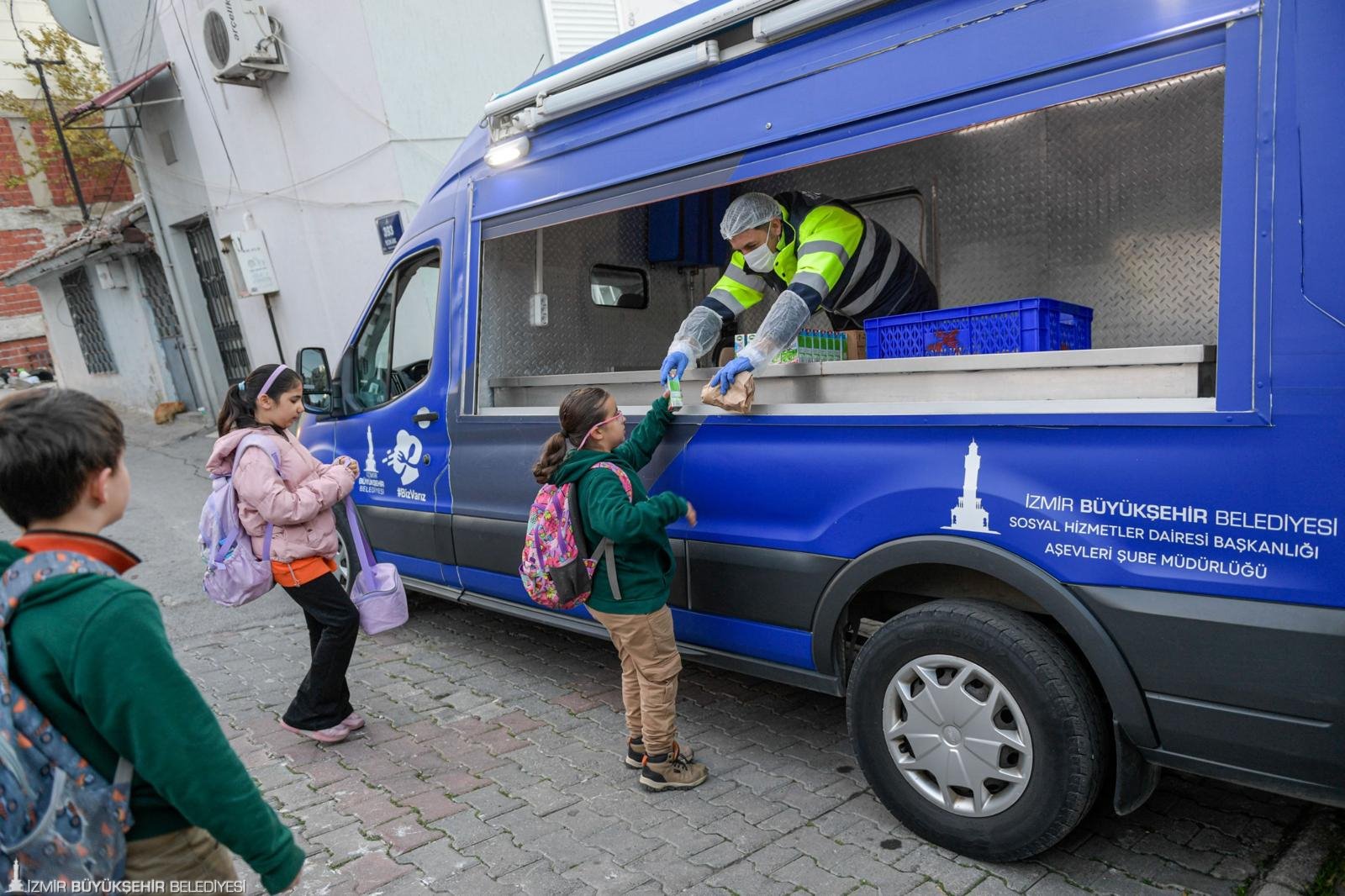 İzmir Büyükşehir Belediyesi, dezavantajlı mahallelerdeki ilkokullarda 2025’te 167 bin 887
