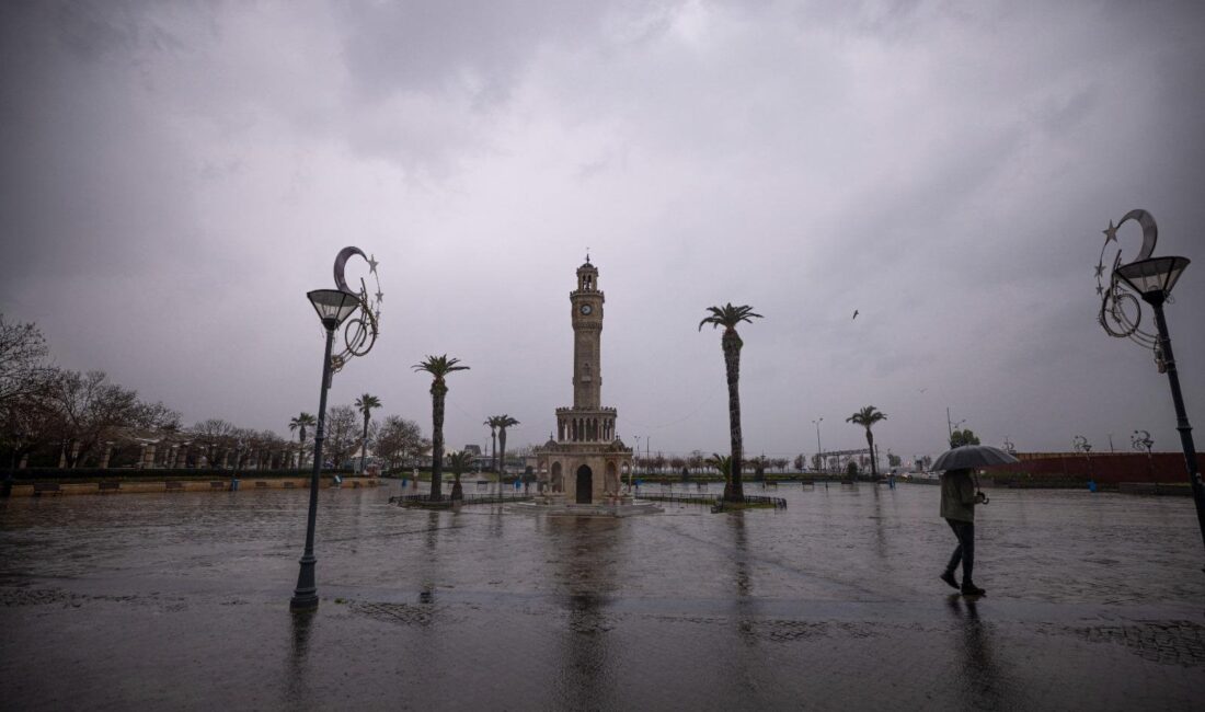 İzmir’i etkisi altına alan sağanak yağış ve fırtına nedeniyle Büyükşehir