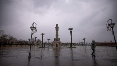 İzmir’i etkisi altına alan sağanak yağış ve fırtına nedeniyle Büyükşehir