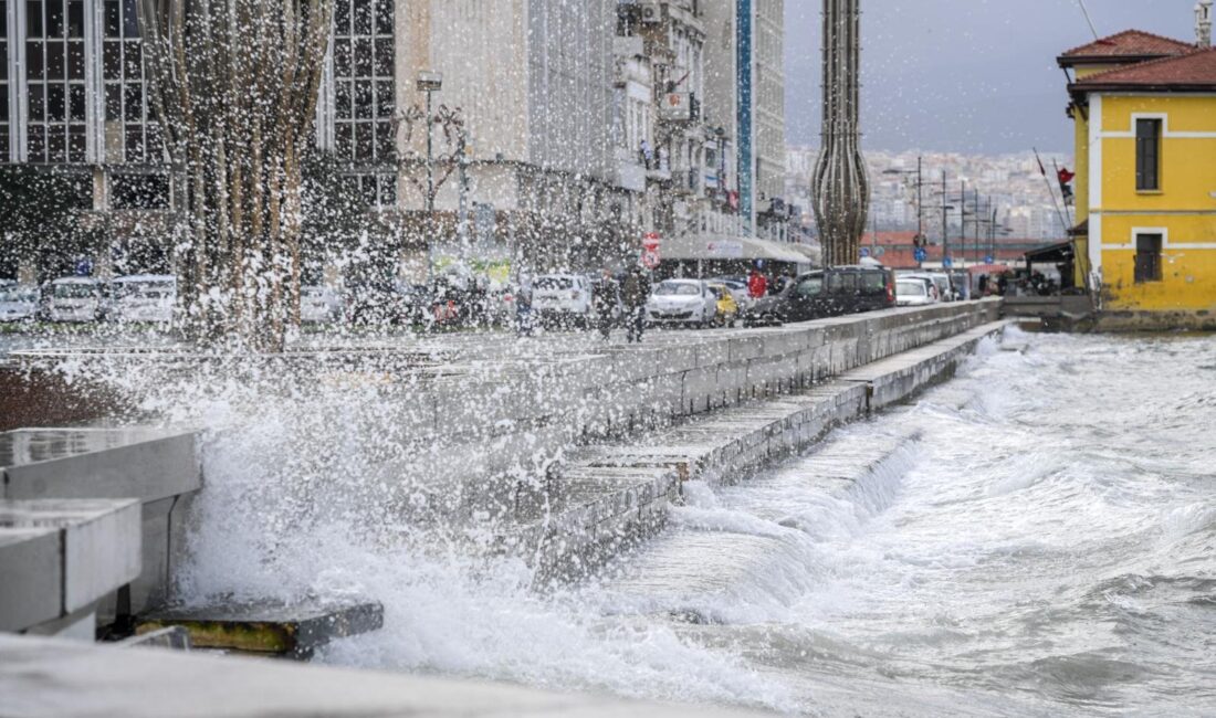 İzmir Büyükşehir Belediyesi’nin Kordon’da hayata geçirdiği geçici fırtına duvarı, sağanak
