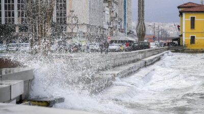 İzmir Büyükşehir Belediyesi’nin Kordon’da hayata geçirdiği geçici fırtına duvarı, sağanak