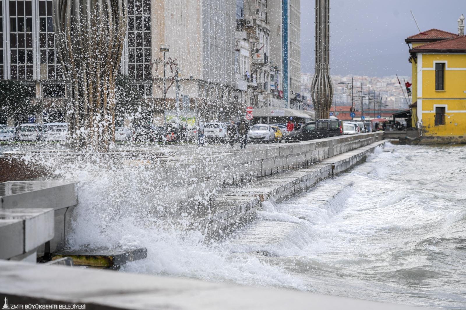 İzmir Büyükşehir Belediyesi’nin Kordon’da hayata geçirdiği geçici fırtına duvarı, sağanak