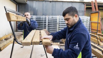 İzmir Büyükşehir Belediyesi, Fırat Atölyesi’nde ürettiği bank, çöp potası ve
