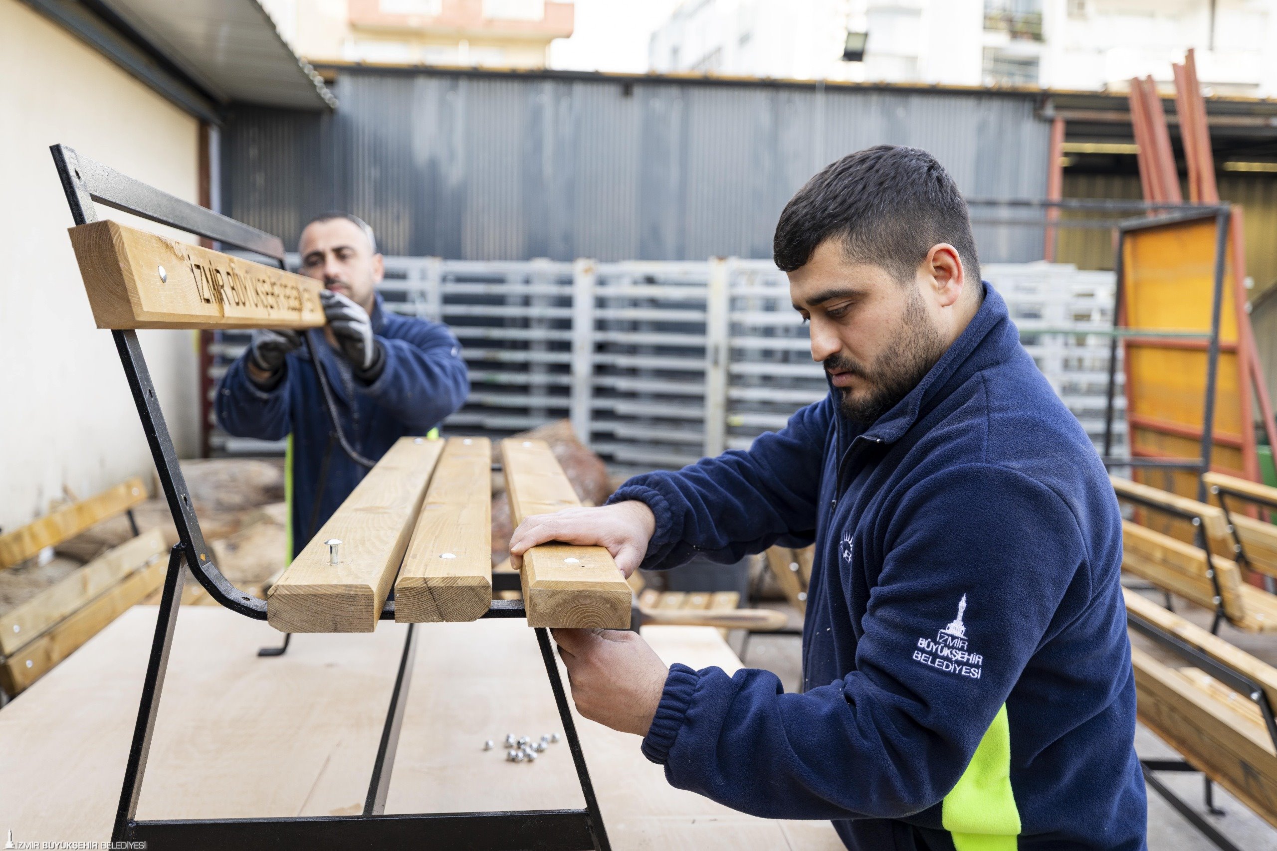 İzmir Büyükşehir Belediyesi, Fırat Atölyesi’nde ürettiği bank, çöp potası ve
