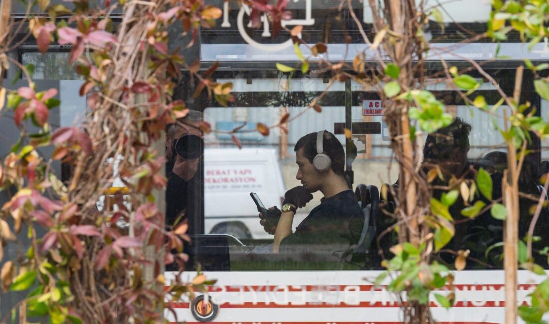 İzmir Büyükşehir Belediyesi, Yeşil Durak projesiyle otobüs duraklarını sarmaşıklar ve