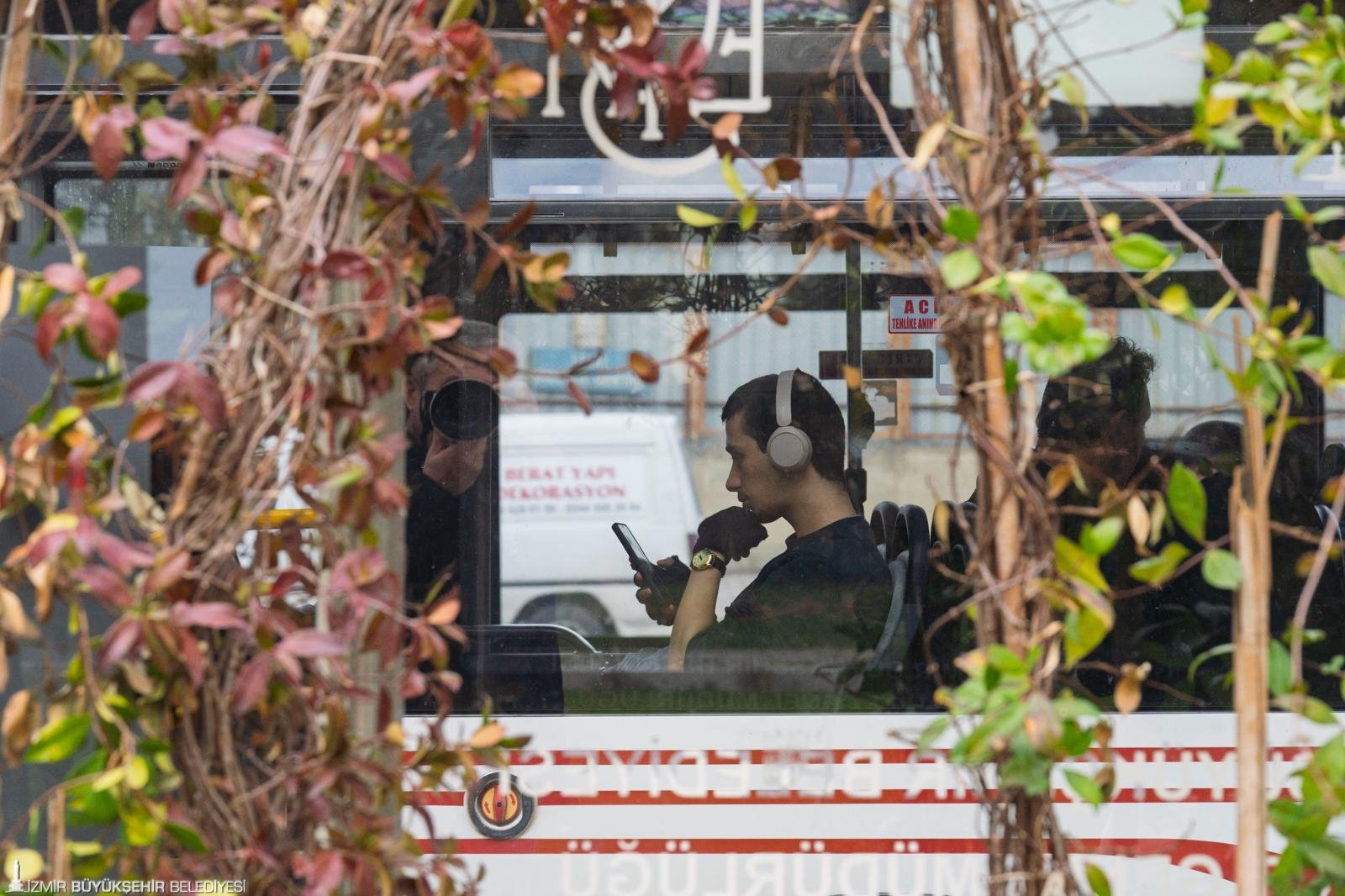 İzmir Büyükşehir Belediyesi, Yeşil Durak projesiyle otobüs duraklarını sarmaşıklar ve