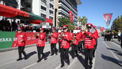 Karşıyaka Belediye Bandosu, Ocak ayı boyunca mini açık hava konserleriyle