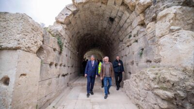 İzmir Büyükşehir Belediyesi, Smyrna Antik Tiyatrosu’na erişimi sağlayacak imar yolunun