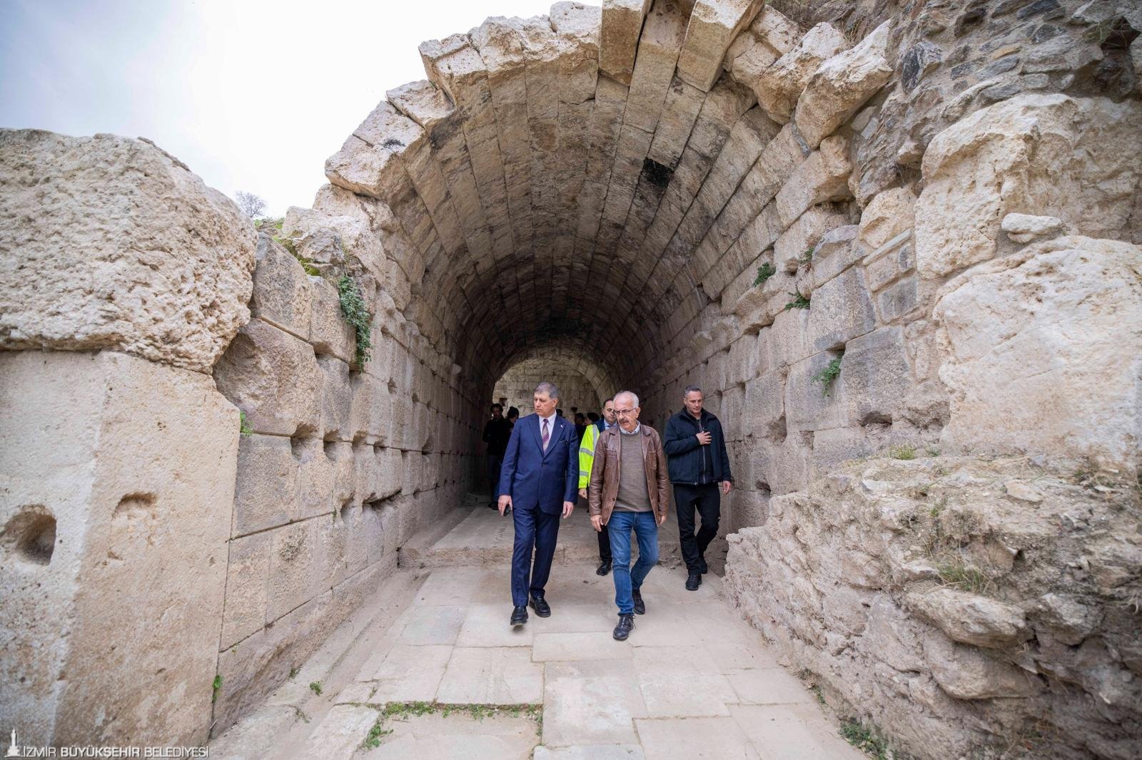 İzmir Büyükşehir Belediyesi, Smyrna Antik Tiyatrosu’na erişimi sağlayacak imar yolunun