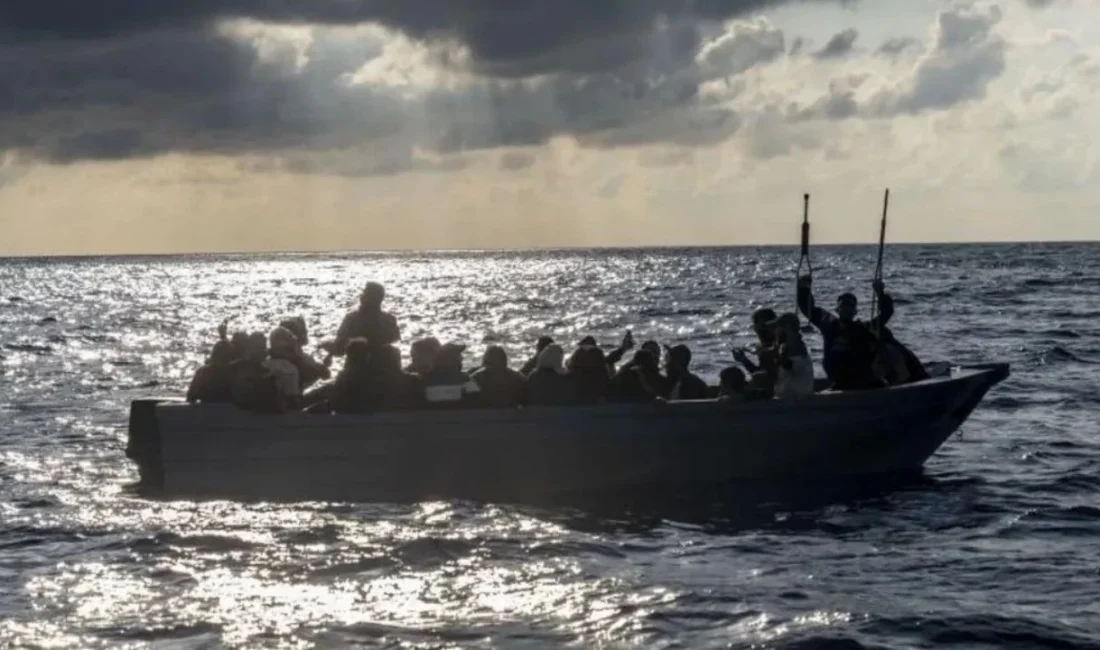 İzmir’in Dikili ilçesi Bademli açıklarında su alan lastik bottaki 37