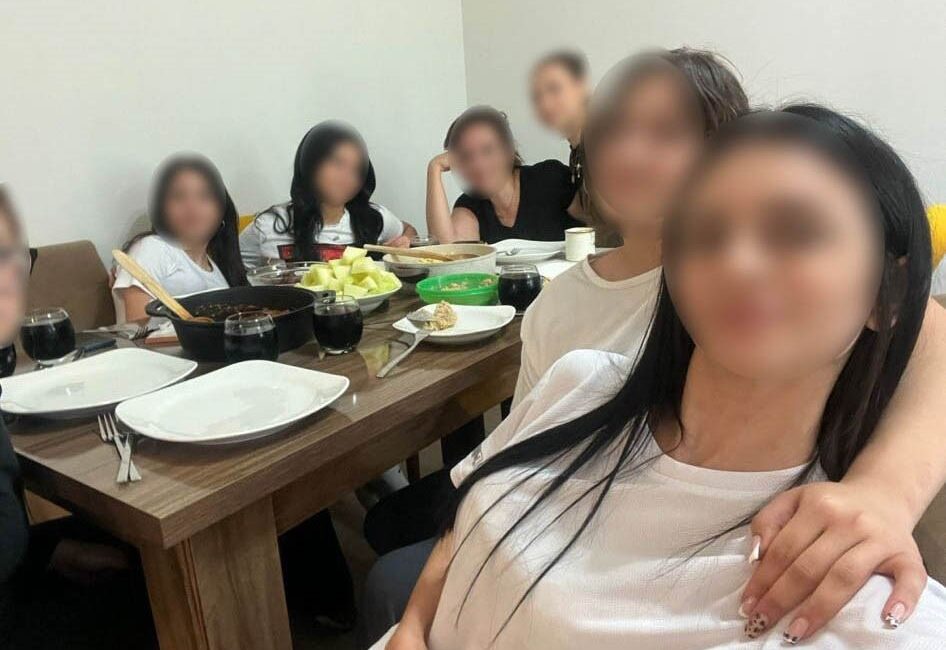 İzmir Bornova’da bir mesleki eğitim merkezinde görevli öğretmenin, kız öğrencileri