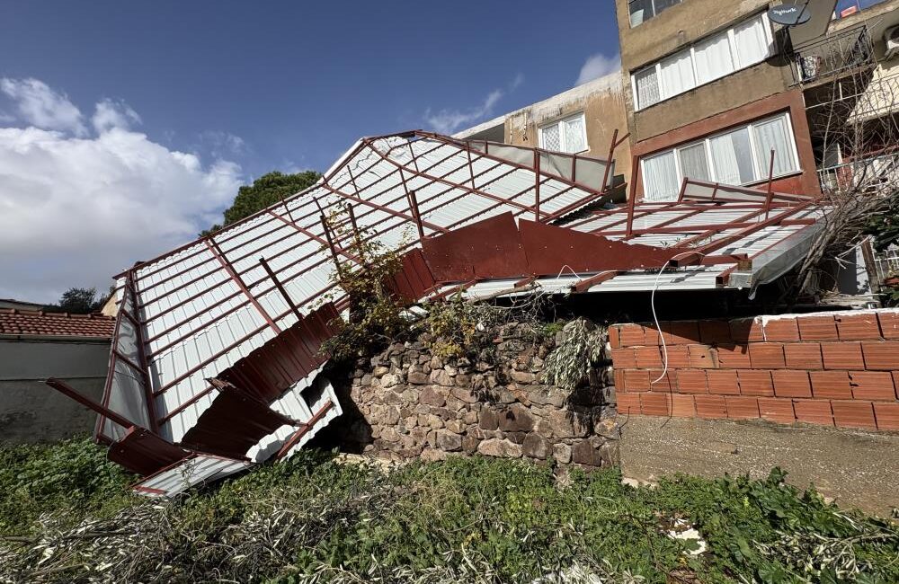 İzmir’in Karşıyaka ilçesinde etkili olan kuvvetli fırtına, 4 katlı bir
