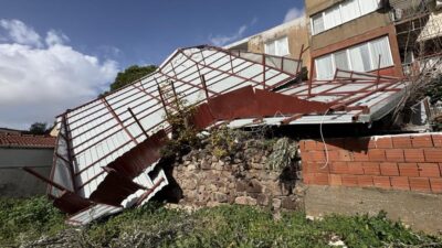 İzmir’in Karşıyaka ilçesinde etkili olan kuvvetli fırtına, 4 katlı bir