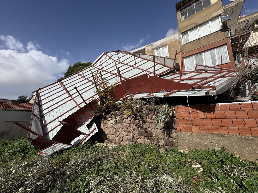 İzmir’in Karşıyaka ilçesinde etkili olan kuvvetli fırtına, 4 katlı bir