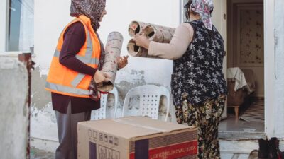 Kuşadası Belediyesi, Güvercin Masa’ya yapılan başvurular sonrası ihtiyaç sahibi ailelere