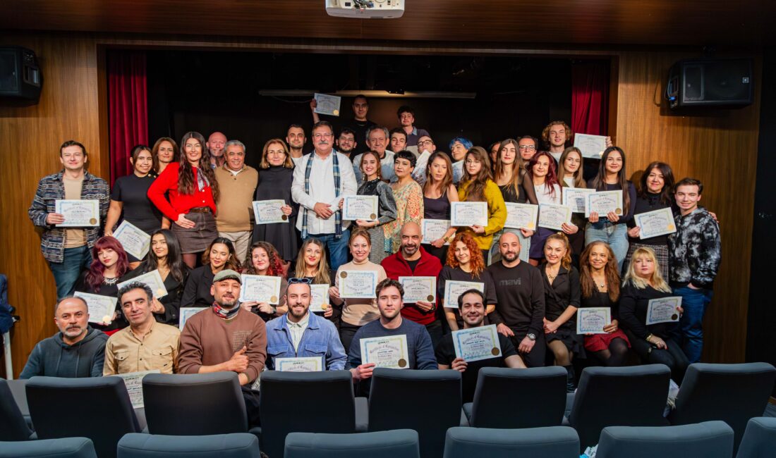 Folkart Academy, tiyatro odaklı Oyunculuk Atölyesi Yetişkin Grubu’nu tamamlayan katılımcılara