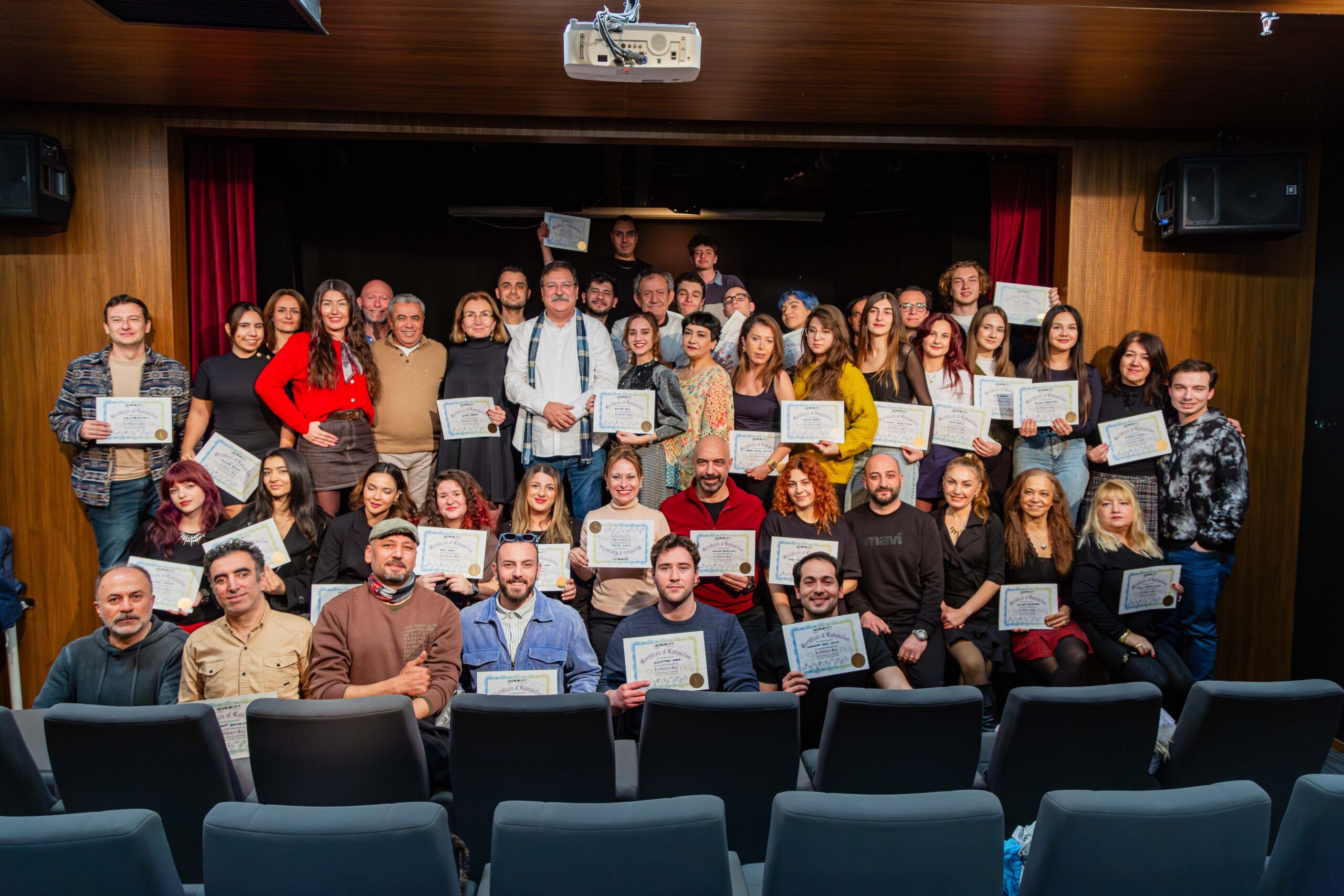 Folkart Academy, tiyatro odaklı Oyunculuk Atölyesi Yetişkin Grubu’nu tamamlayan katılımcılara