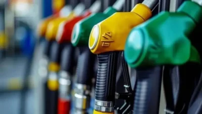 Küresel petrol fiyatlarındaki dalgalanma ve döviz kurlarındaki değişimler akaryakıt fiyatlarını