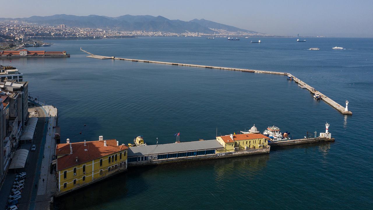 İzmir Körfezi’nde ölü balık ve deniz çöplerine karşı İzmir Büyükşehir